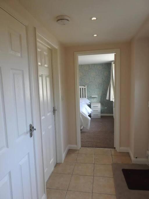 Self Contained - Own Entrance Appartement High Wycombe Buitenkant foto